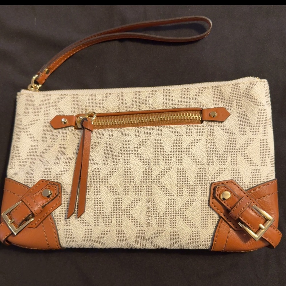 ~ REASONABLE OFFERS CONSIDERED ~
Michael Kors Brown &Cream Logo Wristlet.  
New